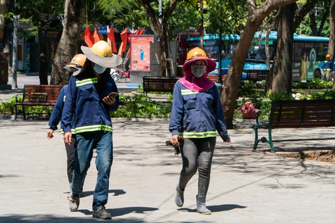 Nắng nóng như nung, người Hà Nội vẫn phơi mình mưu sinh - Ảnh 4. Nắng nóng như nung, người Hà Nội vẫn phơi mình mưu sinh - Ảnh 4.