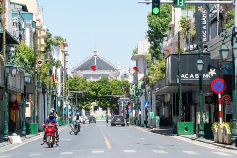 Nắng nóng như nung, người Hà Nội vẫn phơi mình mưu sinh - Ảnh 6. Nắng nóng như nung, người Hà Nội vẫn phơi mình mưu sinh - Ảnh 6.
