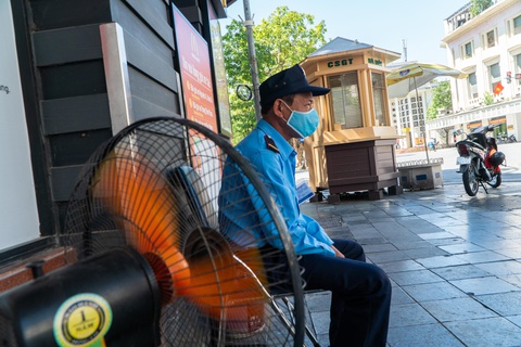 Nắng nóng như nung, người Hà Nội vẫn phơi mình mưu sinh - Ảnh 3. Nắng nóng như nung, người Hà Nội vẫn phơi mình mưu sinh - Ảnh 3.