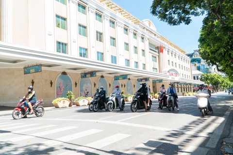 Nắng nóng như nung, người Hà Nội vẫn phơi mình mưu sinh - Ảnh 1. Nắng nóng như nung, người Hà Nội vẫn phơi mình mưu sinh - Ảnh 1.