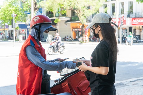 Nắng nóng như nung, người Hà Nội vẫn phơi mình mưu sinh - Ảnh 5. Nắng nóng như nung, người Hà Nội vẫn phơi mình mưu sinh - Ảnh 5.