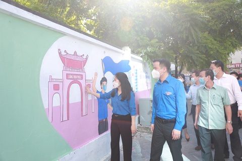 Chiến sĩ tình nguyện ra quân vì văn minh đô thị - Ảnh 2. Chiến sĩ tình nguyện ra quân vì văn minh đô thị - Ảnh 2.
