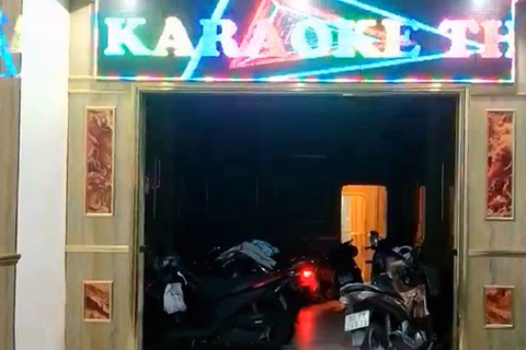 Quán karaoke bên ngoài cửa đóng then cài, bên trong nhân viên múa thoát y - Ảnh 1. Quán karaoke bên ngoài cửa đóng then cài, bên trong nhân viên múa thoát y - Ảnh 1.