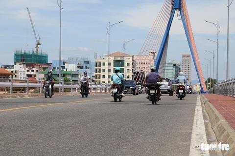 Người miền Trung trân mình dưới nắng nóng kinh hoàng - Ảnh 1. Người miền Trung trân mình dưới nắng nóng kinh hoàng - Ảnh 1.