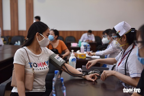 Hàng ngàn công nhân TP.HCM tiêm vắc xin COVID-19 trong ngày chủ nhật - Ảnh 6. Hàng ngàn công nhân TP.HCM tiêm vắc xin COVID-19 trong ngày chủ nhật - Ảnh 6.