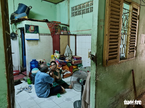 Người cha chạy xe ôm nuôi con bại não: ‘Dù thế nào thì nó vẫn là con tui’ - Ảnh 5. Người cha chạy xe ôm nuôi con bại não: ‘Dù thế nào thì nó vẫn là con tui’ - Ảnh 5.