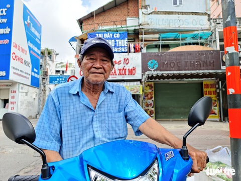 Người cha chạy xe ôm nuôi con bại não: ‘Dù thế nào thì nó vẫn là con tui’ - Ảnh 3. Người cha chạy xe ôm nuôi con bại não: ‘Dù thế nào thì nó vẫn là con tui’ - Ảnh 3.