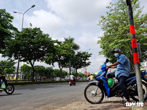 Người cha chạy xe ôm nuôi con bại não: ‘Dù thế nào thì nó vẫn là con tui’ - Ảnh 11. Người cha chạy xe ôm nuôi con bại não: ‘Dù thế nào thì nó vẫn là con tui’ - Ảnh 11.