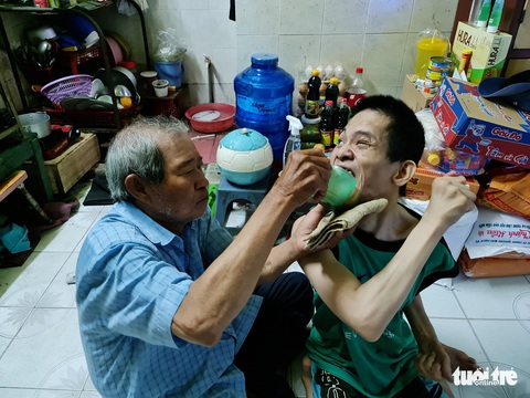 Người cha chạy xe ôm nuôi con bại não: ‘Dù thế nào thì nó vẫn là con tui’ - Ảnh 6. Người cha chạy xe ôm nuôi con bại não: ‘Dù thế nào thì nó vẫn là con tui’ - Ảnh 6.