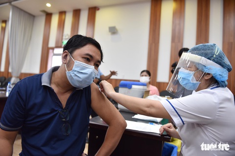 Hàng ngàn công nhân TP.HCM tiêm vắc xin COVID-19 trong ngày chủ nhật - Ảnh 1. Hàng ngàn công nhân TP.HCM tiêm vắc xin COVID-19 trong ngày chủ nhật - Ảnh 1.