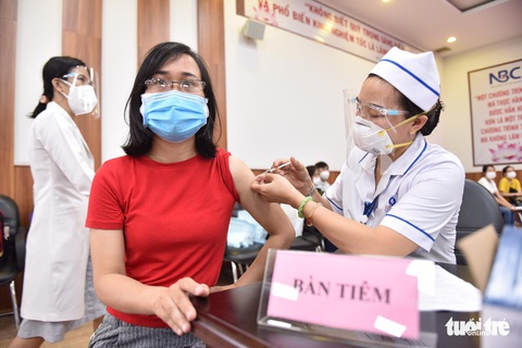 Hàng ngàn công nhân TP.HCM tiêm vắc xin COVID-19 trong ngày chủ nhật - Ảnh 7. Hàng ngàn công nhân TP.HCM tiêm vắc xin COVID-19 trong ngày chủ nhật - Ảnh 7.