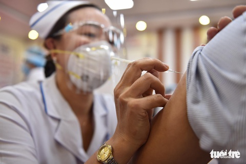 Hàng ngàn công nhân TP.HCM tiêm vắc xin COVID-19 trong ngày chủ nhật - Ảnh 8. Hàng ngàn công nhân TP.HCM tiêm vắc xin COVID-19 trong ngày chủ nhật - Ảnh 8.