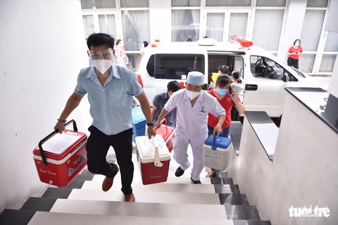 Hàng ngàn công nhân TP.HCM tiêm vắc xin COVID-19 trong ngày chủ nhật - Ảnh 3. Hàng ngàn công nhân TP.HCM tiêm vắc xin COVID-19 trong ngày chủ nhật - Ảnh 3.