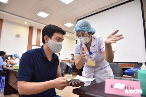 Hàng ngàn công nhân TP.HCM tiêm vắc xin COVID-19 trong ngày chủ nhật - Ảnh 5. Hàng ngàn công nhân TP.HCM tiêm vắc xin COVID-19 trong ngày chủ nhật - Ảnh 5.
