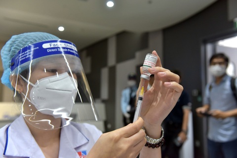 Mỗi ngày TP.HCM nỗ lực tiêm vắc xin cho 200.000 người - Ảnh 2. Mỗi ngày TP.HCM nỗ lực tiêm vắc xin cho 200.000 người - Ảnh 2.
