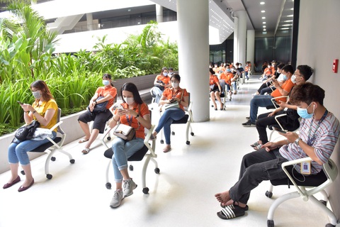 Mỗi ngày TP.HCM nỗ lực tiêm vắc xin cho 200.000 người - Ảnh 5. Mỗi ngày TP.HCM nỗ lực tiêm vắc xin cho 200.000 người - Ảnh 5.