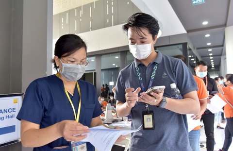 Mỗi ngày TP.HCM nỗ lực tiêm vắc xin cho 200.000 người - Ảnh 1. Mỗi ngày TP.HCM nỗ lực tiêm vắc xin cho 200.000 người - Ảnh 1.