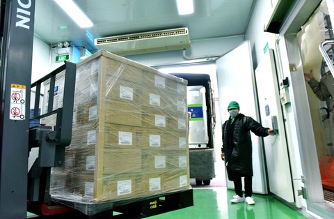 Mỗi ngày TP.HCM nỗ lực tiêm vắc xin cho 200.000 người - Ảnh 6. Mỗi ngày TP.HCM nỗ lực tiêm vắc xin cho 200.000 người - Ảnh 6.