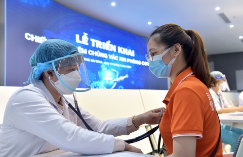 Mỗi ngày TP.HCM nỗ lực tiêm vắc xin cho 200.000 người - Ảnh 8. Mỗi ngày TP.HCM nỗ lực tiêm vắc xin cho 200.000 người - Ảnh 8.