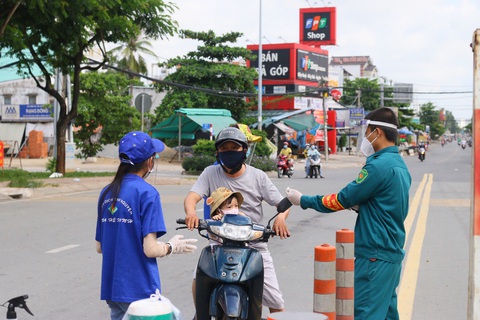 Nội bất xuất, ngoại bất nhập tại 6 điểm phong tỏa ở TP.HCM - Ảnh 1. Nội bất xuất, ngoại bất nhập tại 6 điểm phong tỏa ở TP.HCM - Ảnh 1.