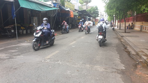 Chợ tự phát đã bớt đông, người mua tràn qua chợ truyền thống, siêu thị - Ảnh 2. Chợ tự phát đã bớt đông, người mua tràn qua chợ truyền thống, siêu thị - Ảnh 2.