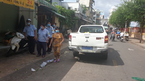 Chợ tự phát đã bớt đông, người mua tràn qua chợ truyền thống, siêu thị - Ảnh 4. Chợ tự phát đã bớt đông, người mua tràn qua chợ truyền thống, siêu thị - Ảnh 4.