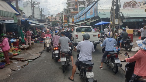 Chợ tự phát đã bớt đông, người mua tràn qua chợ truyền thống, siêu thị - Ảnh 8. Chợ tự phát đã bớt đông, người mua tràn qua chợ truyền thống, siêu thị - Ảnh 8.