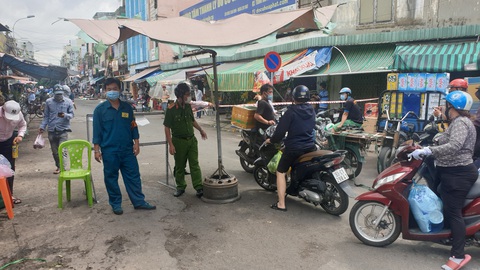 Chợ tự phát đã bớt đông, người mua tràn qua chợ truyền thống, siêu thị - Ảnh 5. Chợ tự phát đã bớt đông, người mua tràn qua chợ truyền thống, siêu thị - Ảnh 5.