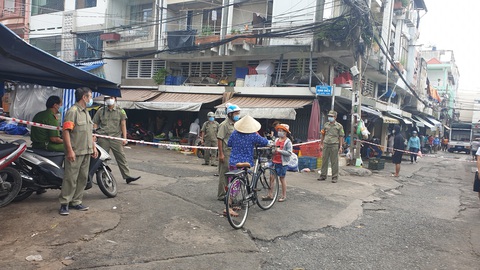 Chợ tự phát đã bớt đông, người mua tràn qua chợ truyền thống, siêu thị - Ảnh 7. Chợ tự phát đã bớt đông, người mua tràn qua chợ truyền thống, siêu thị - Ảnh 7.