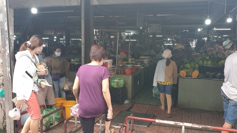 Chợ tự phát đã bớt đông, người mua tràn qua chợ truyền thống, siêu thị - Ảnh 9. Chợ tự phát đã bớt đông, người mua tràn qua chợ truyền thống, siêu thị - Ảnh 9.