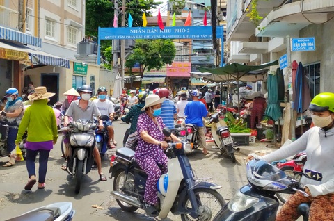 Chợ tự phát đông, lợi dụng tăng giá - Ảnh 1. Chợ tự phát đông, lợi dụng tăng giá - Ảnh 1.