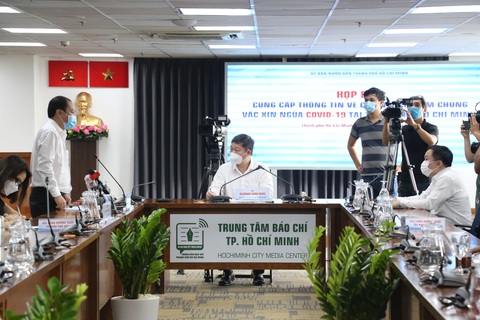 TP.HCM cố gắng tiêm hết 804.000 liều vắc xin COVID-19 trong 5 ngày - Ảnh 1. TP.HCM cố gắng tiêm hết 804.000 liều vắc xin COVID-19 trong 5 ngày - Ảnh 1.