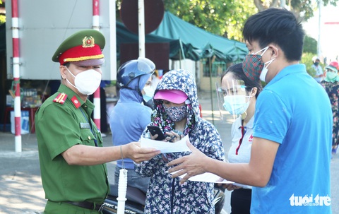 Tài xế ra vào TP Vinh lúc này cần làm gì để không bị cách ly 21 ngày? - Ảnh 1. Tài xế ra vào TP Vinh lúc này cần làm gì để không bị cách ly 21 ngày? - Ảnh 1.