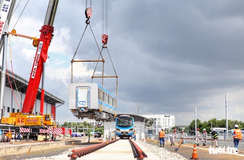 Đẩy nhanh lắp đặt đoàn tàu số 4 (tuyến metro 1) tại depot Long Bình vì trời trở mưa - Ảnh 1. Đẩy nhanh lắp đặt đoàn tàu số 4 (tuyến metro 1) tại depot Long Bình vì trời trở mưa - Ảnh 1.