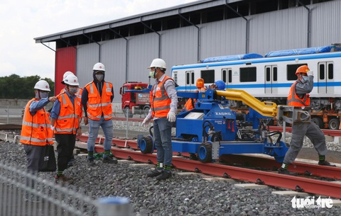 Đẩy nhanh lắp đặt đoàn tàu số 4 (tuyến metro 1) tại depot Long Bình vì trời trở mưa - Ảnh 2. Đẩy nhanh lắp đặt đoàn tàu số 4 (tuyến metro 1) tại depot Long Bình vì trời trở mưa - Ảnh 2.