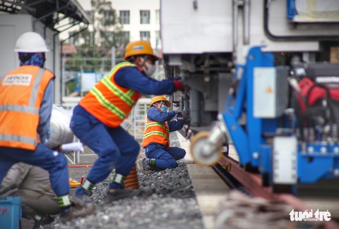 Đẩy nhanh lắp đặt đoàn tàu số 4 (tuyến metro 1) tại depot Long Bình vì trời trở mưa - Ảnh 4. Đẩy nhanh lắp đặt đoàn tàu số 4 (tuyến metro 1) tại depot Long Bình vì trời trở mưa - Ảnh 4.