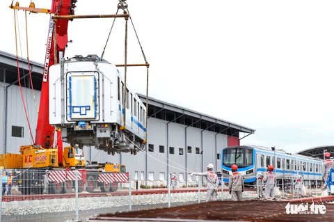 Đẩy nhanh lắp đặt đoàn tàu số 4 (tuyến metro 1) tại depot Long Bình vì trời trở mưa - Ảnh 5. Đẩy nhanh lắp đặt đoàn tàu số 4 (tuyến metro 1) tại depot Long Bình vì trời trở mưa - Ảnh 5.