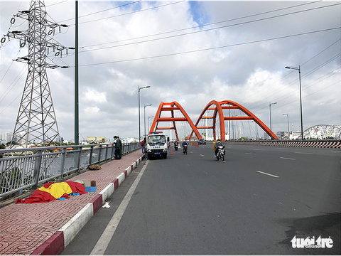 Người đàn ông chết bất thường tại cầu Bình Lợi, trên người nhiều vết thương - Ảnh 1. Người đàn ông chết bất thường tại cầu Bình Lợi, trên người nhiều vết thương - Ảnh 1.