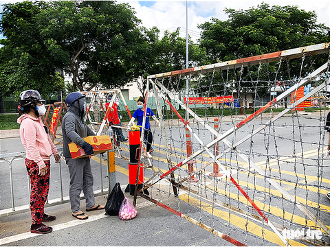 Chốt chồng chốt, người đến tiếp tế khu phong tỏa phải quay về - Ảnh 1. Chốt chồng chốt, người đến tiếp tế khu phong tỏa phải quay về - Ảnh 1.