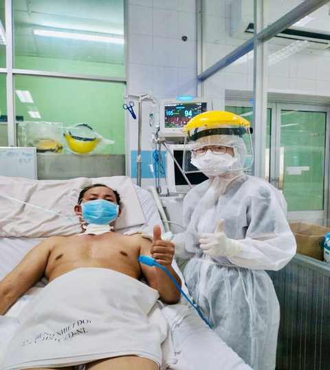 21 ngày đêm chạy đua giành giật sự sống cho bệnh nhân mắc COVID-19 - Ảnh 1. 21 ngày đêm chạy đua giành giật sự sống cho bệnh nhân mắc COVID-19 - Ảnh 1.