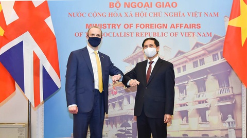 Bộ trưởng Bùi Thanh Sơn đề nghị Anh xem xét chuyển giao công nghệ vắc xin COVID-19 cho Việt Nam - Ảnh 1. Bộ trưởng Bùi Thanh Sơn đề nghị Anh xem xét chuyển giao công nghệ vắc xin COVID-19 cho Việt Nam - Ảnh 1.