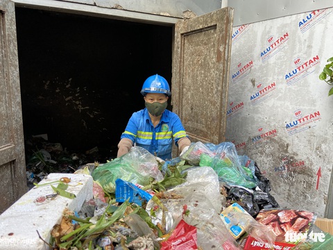 Công nhân môi trường bị nợ lương phải lượm ve chai kiếm sống đã được trả một phần lương - Ảnh 3. Công nhân môi trường bị nợ lương phải lượm ve chai kiếm sống đã được trả một phần lương - Ảnh 3.