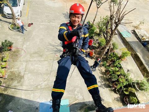 Lính cứu hỏa xung kích nơi tuyến đầu - Ảnh 4. Lính cứu hỏa xung kích nơi tuyến đầu - Ảnh 4.