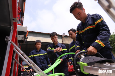 Lính cứu hỏa xung kích nơi tuyến đầu - Ảnh 1. Lính cứu hỏa xung kích nơi tuyến đầu - Ảnh 1.