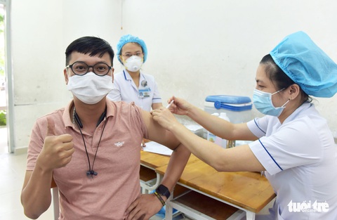 Người dân TP.HCM đi tiêm vắc xin ngừa COVID-19 - Ảnh 9. Người dân TP.HCM đi tiêm vắc xin ngừa COVID-19 - Ảnh 9.