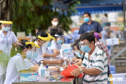 Người dân TP.HCM đi tiêm vắc xin ngừa COVID-19 - Ảnh 10. Người dân TP.HCM đi tiêm vắc xin ngừa COVID-19 - Ảnh 10.