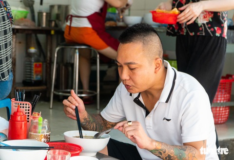 Hà Nội ngày đầu nới lỏng: Ưu tiên phở, cà phê, cắt tóc... - Ảnh 11.