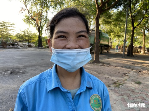 Công nhân môi trường bị nợ lương phải lượm ve chai kiếm sống đã được trả một phần lương - Ảnh 2. Công nhân môi trường bị nợ lương phải lượm ve chai kiếm sống đã được trả một phần lương - Ảnh 2.