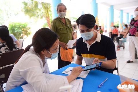 Người dân TP.HCM đi tiêm vắc xin ngừa COVID-19 - Ảnh 4. Người dân TP.HCM đi tiêm vắc xin ngừa COVID-19 - Ảnh 4.