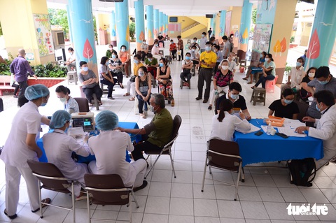 Người dân TP.HCM đi tiêm vắc xin ngừa COVID-19 - Ảnh 1. Người dân TP.HCM đi tiêm vắc xin ngừa COVID-19 - Ảnh 1.